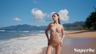 Glamour babe Irina Sivalna heart-stopping solo clip